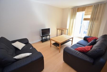 2 bedroom flat to rent - Photo 2