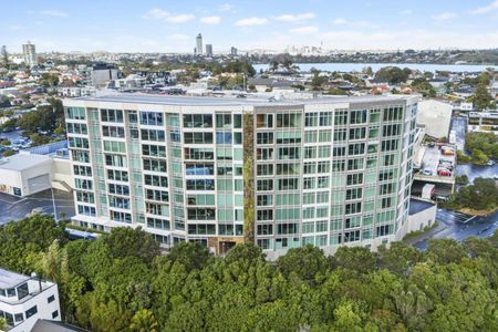 Immaculately presented apartment with stunning ... - Photo 5