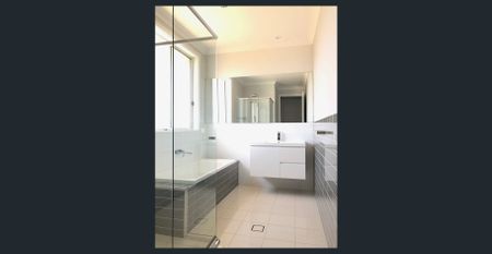 Spacious 4 Bedroom Home - Photo 5