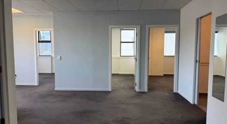 Spacious 4-Bedroom Apartment – Perfect for Young Professionals or Students - Photo 4