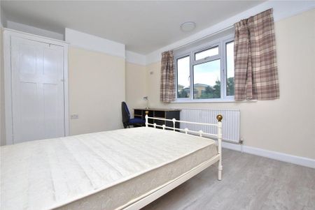 4 bedroom semi-detached house to rent - Photo 3