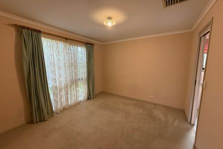 68 Fleetwood Drive, Narre Warren VIC - Photo 2