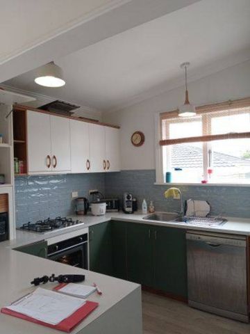 Charming Villa with Classic Features - Photo 4