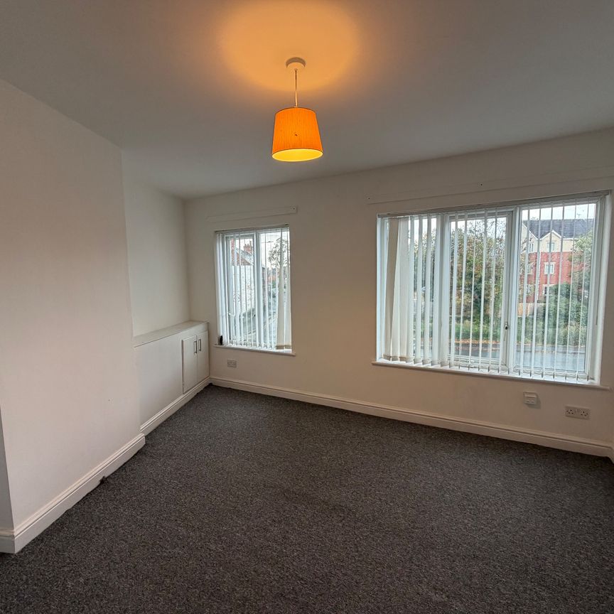 Flat Above 12 Askern Road, Bentley , Doncaster, DN5 - Photo 1