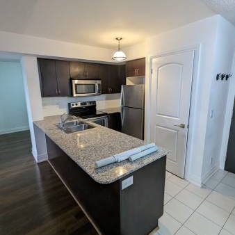 Bright & Spacious Condo -- One Bedroom plus Den -- 740 sq. - Photo 1