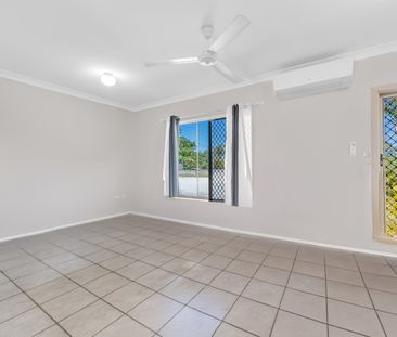 COSY FAMILY HOME (UNFURNISHED) - MASSIVE YARD - Photo 1