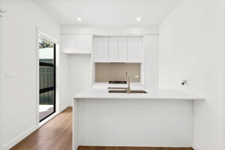 Modern 4 Bedroom Townhouse with Double Garage - Photo 3