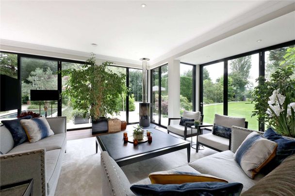 Immaculate home on a private drive with direct access to the River Thames - Photo 1