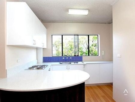 Generous sized Top-Floor Apartment in Prime Coastal Location - Photo 3