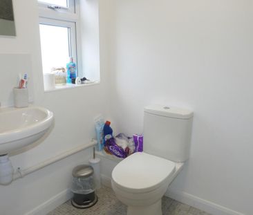1 bedroom in a flat share to rent - Photo 4