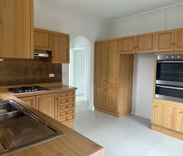 GREAT LOCATION! - Photo 4