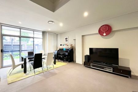 3 Bedroom 2.5 Bathroom 2 Locked Garage Remote Control - Photo 2