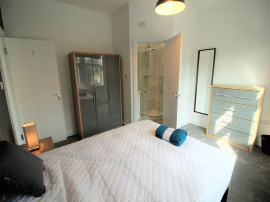 Kirkstall Lane (Room 1), Headingley , Leeds - Photo 1