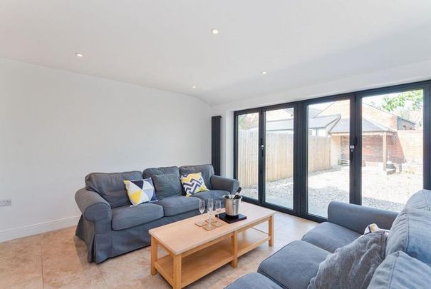 6 bedroom semi-detached house to rent - Photo 1