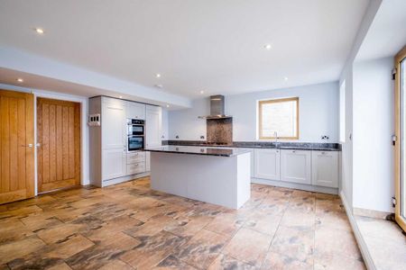 4 bedroom semi-detached house to rent - Photo 3