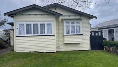 Spacious home, Mt Albert location $700.00 per week - Photo 4