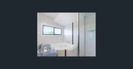 ELEGANCE, STYLE AND LOTS OF CLASS, WITH LOW MAINTENANCE YARD - Photo 3