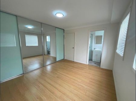 Modern 3 Bed Flat with Ensuite&excl; - Photo 5