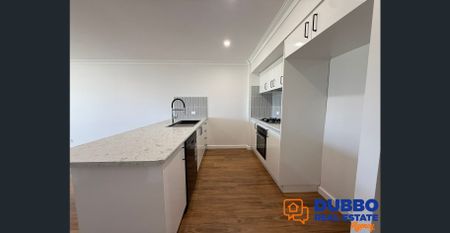 MODERN THREE BEDROOM HOME - Photo 3