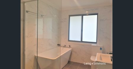 Elegant four-bedroom family home - Photo 4