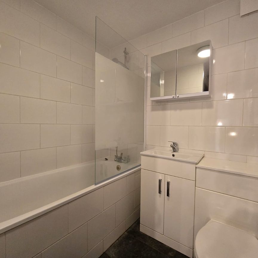 3 Bed Flat, Kempe House, SE1 - Photo 1