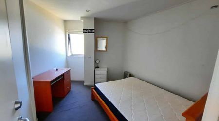 Large bedroom in 4 bedroom shared apartment. - Photo 3