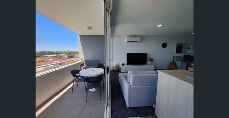 Modern Apartment with Ocean Views & Unbeatable Location - Photo 3