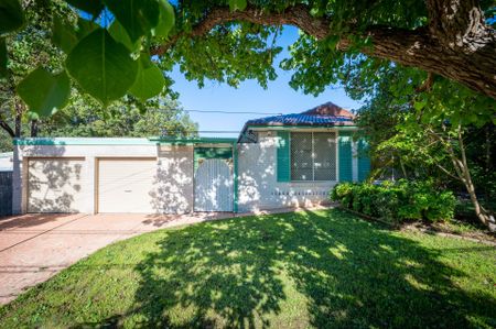 Charming Family Home! Dual Access! - Photo 5