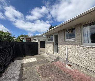 Recently renovated two bedroom home - Close to Town! - Photo 2