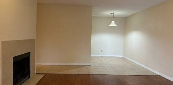 This 836 Sft huge one bed corner unit apartment located in the heart o - Photo 2