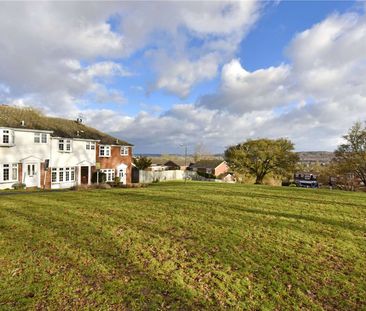 A beautifully presented three bedroom mid-terrace home close to Spinfield School. - Photo 1