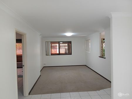 FAMILY HOME IN GREAT LOCATION !! - Photo 3