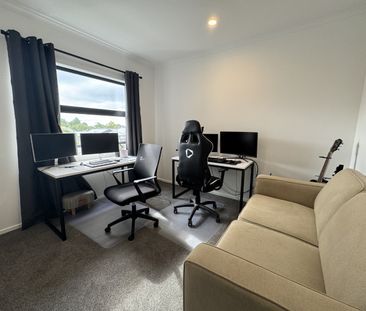 Stunning Three Bedroom In Sought After Queenwood - Photo 2