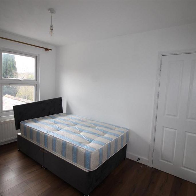 5 bedroom end of terrace house to rent - Photo 1