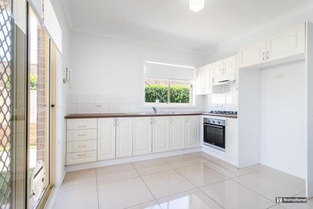 Two Bedroom Townhouse Close to Shops - Photo 5