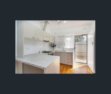 SPACIOUS INTERIOR & LARGE GARDEN WITH SECURE CARPORT - Photo 5