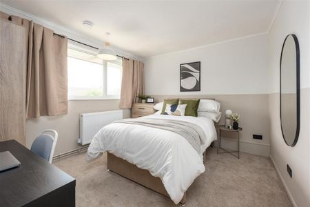 4 bedroom semi-detached house to rent - Photo 2