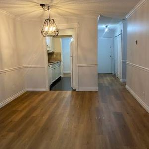 ***BEAUTIFUL ONE BEDROOM PLUS DEN*** PET FRIENDLY - Photo 2