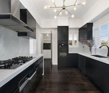 Impressive Family Residence in a Quiet Northbridge Setting - Photo 4