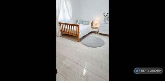 1 bedroom in a flat share to rent - Photo 2