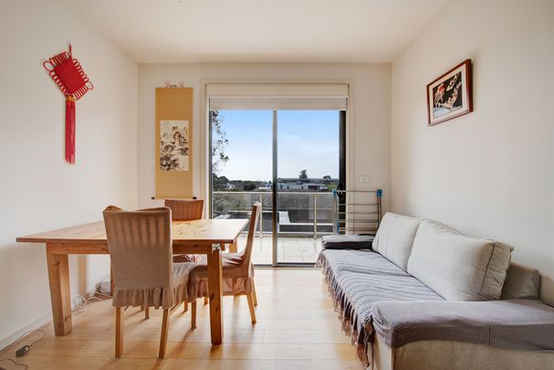 Modern Top-Floor Living with Style and Comfort - Photo 1