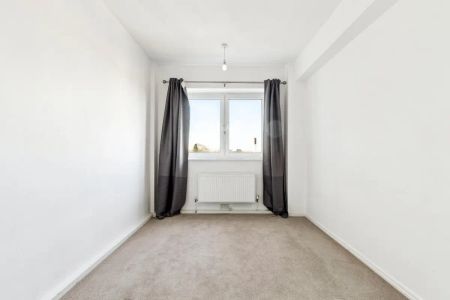 2 bedroom flat in London - Photo 3