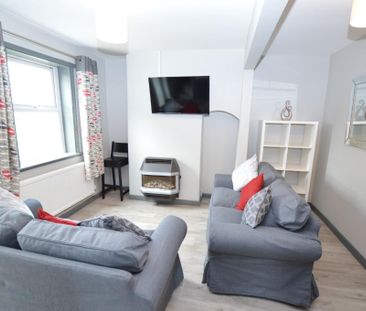 4 bedroom end of terrace house to rent - Photo 2