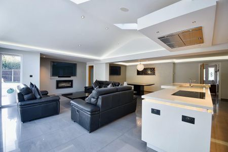 4 bedroom detached house to rent - Photo 4