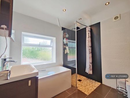 3 bedroom semi-detached house to rent - Photo 4