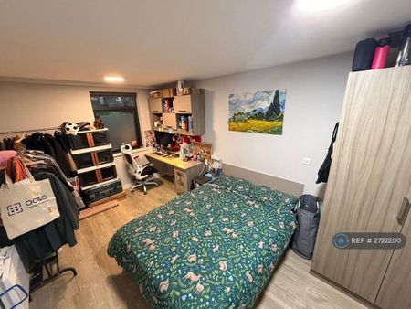 1 bedroom in a flat share to rent - Photo 3