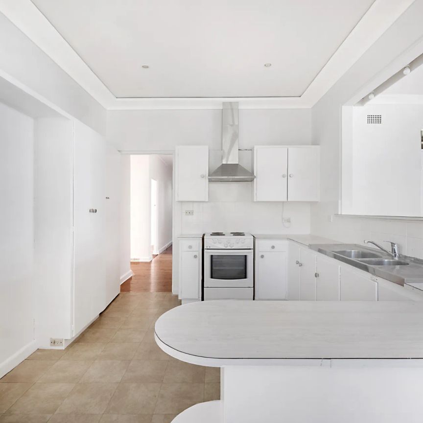 Bright and Spacious Family Home with Pool in Prime Pymble Cul-de-Sac - Photo 1