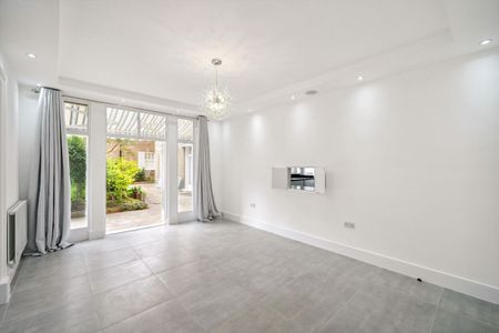 A spacious 4 bedroom flat to rent in Marylebone W2 - Photo 3