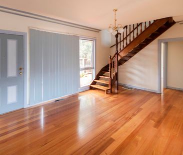 Perfectly positioned 3-bedroom 2-bathroom town home - 6 month lease - Photo 2