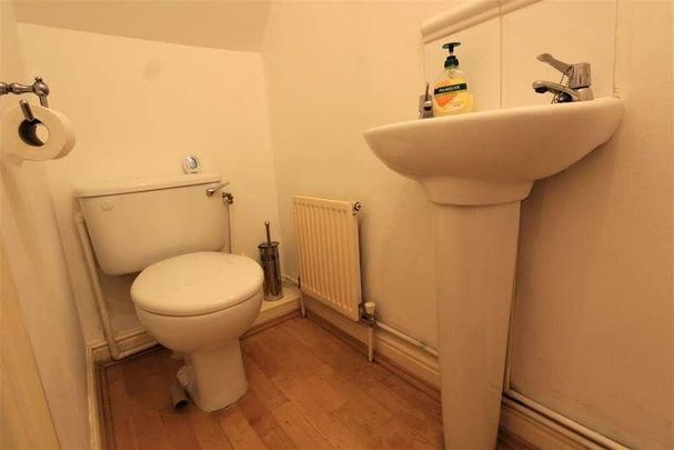 Nightingale Shott, Egham, TW20 - Photo 1